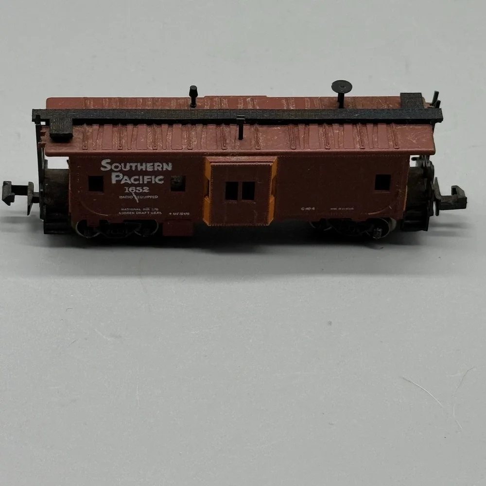 N Scale Southern Pacific 1652 Caboose Brown Orange Model Train Car Vintage